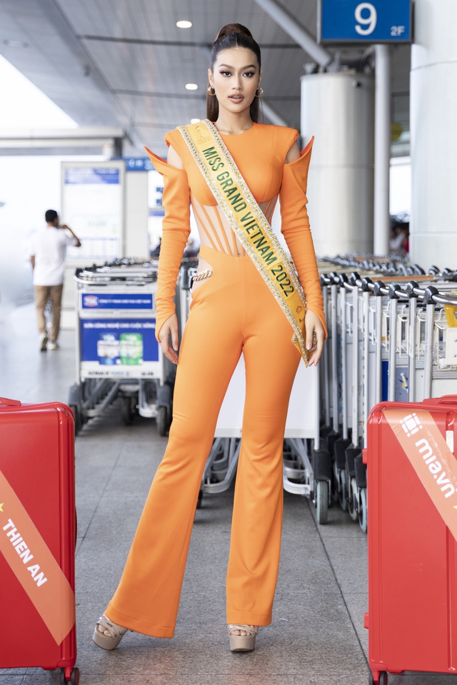 Đoàn Thiên Ân lên đường đến Indonesia thi Hoa hậu Hòa bình Quốc tế 2022 - Ảnh 2.