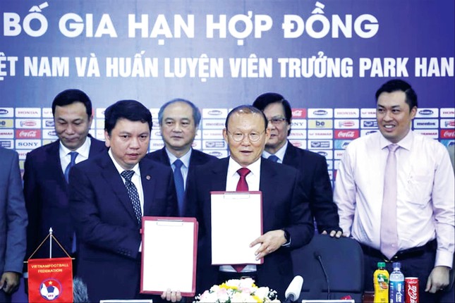 VFF sắp l&agrave;m việc với HLV Park Hang-seo về vấn đề hợp đồng? - Ảnh 1.