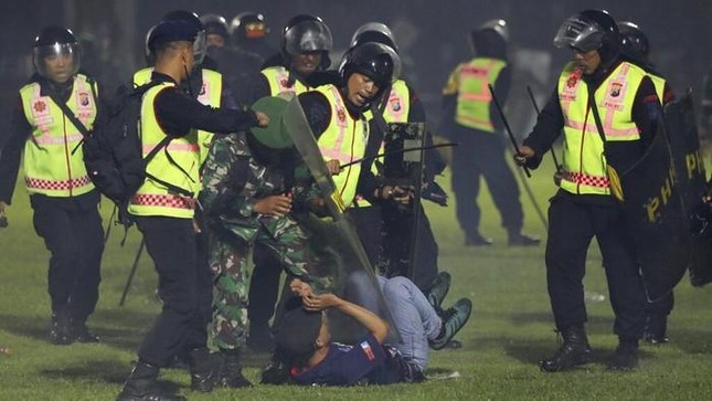 FIFA đến trực tiếp thị s&aacute;t, chuẩn bị ban h&agrave;nh &aacute;n phạt d&agrave;nh cho Indonesia? - Ảnh 2.