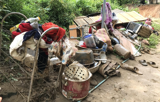 Thắt lòng cảnh mất con, cào bùn đất tìm tài sản bị lũ cuốn trôi ở Nghệ An: Cần lắm sự chia sẻ của cộng đồng - Ảnh 6.