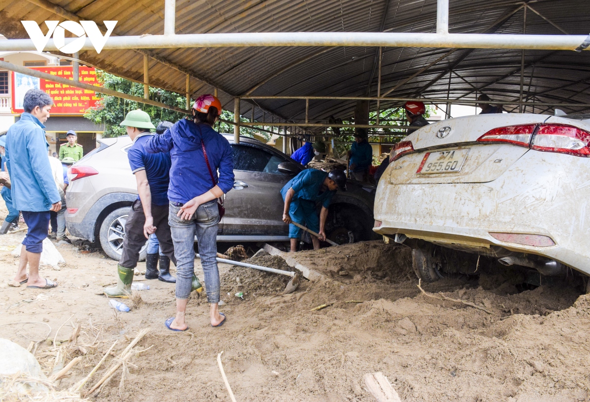 Giải cứu nhiều ô tô, xe máy mắc kẹt sau lũ dữ tại Kỳ Sơn - Ảnh 3.