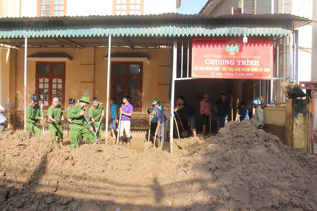 Thắt lòng cảnh mất con, cào bùn đất tìm tài sản bị lũ cuốn trôi ở Nghệ An: Cần lắm sự chia sẻ của cộng đồng - Ảnh 10.