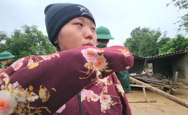 Thắt lòng cảnh mất con, cào bùn đất tìm tài sản bị lũ cuốn trôi ở Nghệ An: Cần lắm sự chia sẻ của cộng đồng - Ảnh 7.