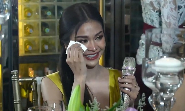 Hoa hậu Hòa bình Thái Lan bật khóc vì nói tiếng Anh kém - Ảnh 2.