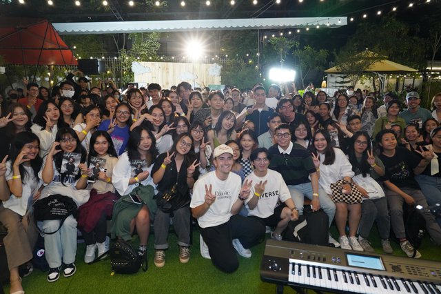 Chủ nh&acirc;n Head In The Clouds đến Việt Nam, kể c&acirc;u chuyện buồn ph&iacute;a sau ca kh&uacute;c triệu người sử dụng ch&egrave;n clip Instagram - Ảnh 5.