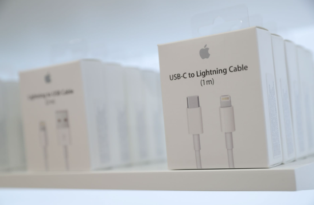 Bị châu Âu ép, Apple tiến gần thêm một bước phải bỏ cổng sạc Lightning  - Ảnh 1.