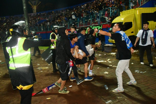 FIFA đưa ra phán quyết với bóng đá Indonesia sau thảm kịch khiến 125 người chết - Ảnh 1.