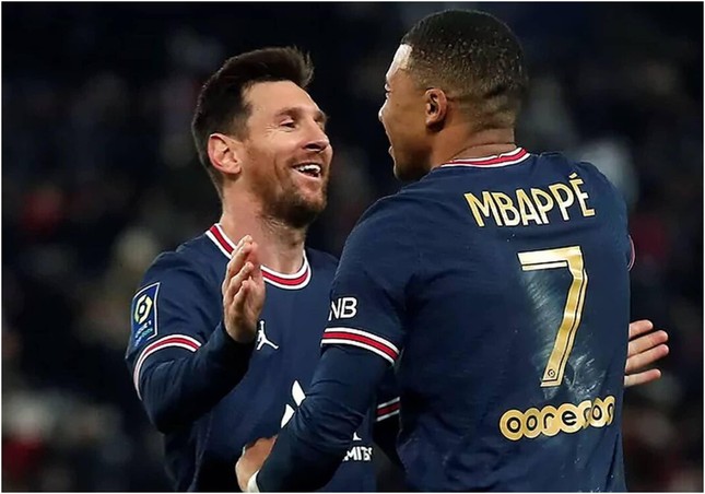 Messi và Ronaldo bị đàn em vượt mặt về khoản kiếm tiền trên Forbes - Ảnh 1.