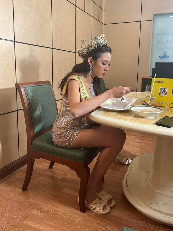 Hoa hậu Thùy Tiên và những khoảnh khắc ăn uống bình dị đáng yêu - Ảnh 4.