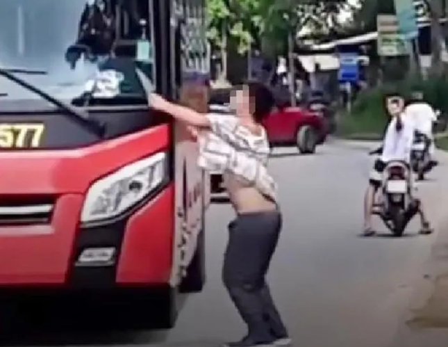 Nam thanh ni&ecirc;n hai tay hai dao lao ra đường ch&eacute;m vỡ nhiều gương xe &ocirc; t&ocirc; - Ảnh 2.