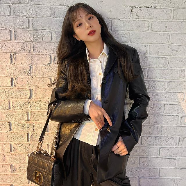 Học lỏm 7 cách phối áo blazer sành điệu của BLACKPINK - Ảnh 28.