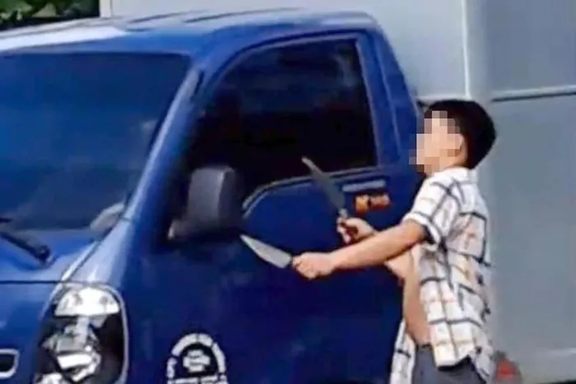 Nam thanh ni&ecirc;n hai tay hai dao lao ra đường ch&eacute;m vỡ nhiều gương xe &ocirc; t&ocirc; - Ảnh 1.