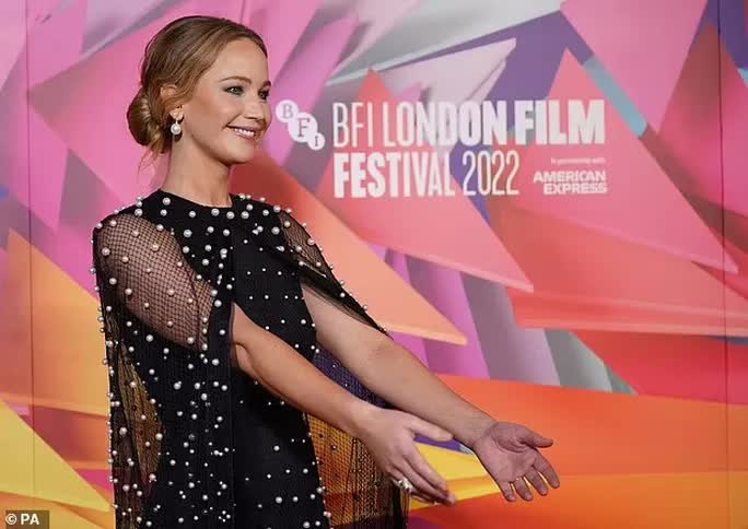 Jennifer Lawrence quyến rũ với đầm đính ngọc trai - Ảnh 4.