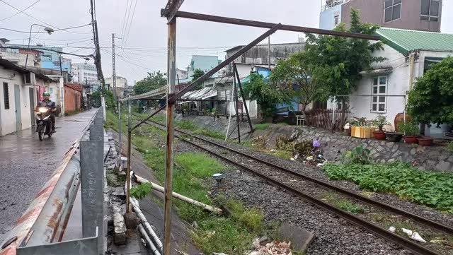 Lý do tàu hoả qua đường nội đô ở TP.HCM nhưng gác chắn chưa hạ - Ảnh 1.