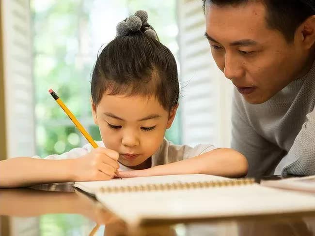 Giáo sư nổi tiếng chỉ ra 4 lợi ích không ngờ của việc trẻ làm bài tập về nhà - Ảnh 2.