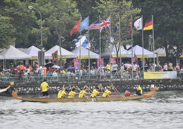 Hơn 500 vận động viên đội mưa tham dự giải bơi chải thuyền rồng Hà Nội mở rộng - Ảnh 6.