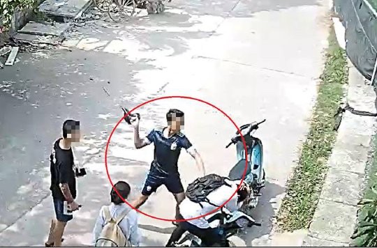 Chở nữ sinh c&ugrave;ng lớp về, nam sinh bị đ&aacute;nh ghen - Ảnh 1.