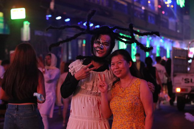 Giới trẻ TP.HCM hoá trang, đổ về trung tâm vui chơi Halloween tối 31/10 - Ảnh 11.