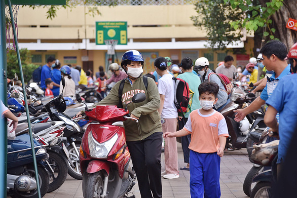 Lùi giờ vào học dù chỉ một chút, học sinh cũng dễ thở hơn - Ảnh 1.