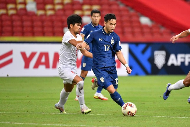 HLV tuyển Th&aacute;i Lan giải th&iacute;ch l&yacute; do chọn qu&acirc;n xanh yếu trước thềm AFF Cup - Ảnh 2.