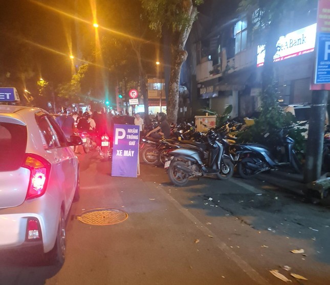 B&aacute;t nh&aacute;o phố đ&ecirc;m H&agrave; Nội: Sớm x&acirc;y dựng lại chợ đ&ecirc;m văn minh - Ảnh 3.