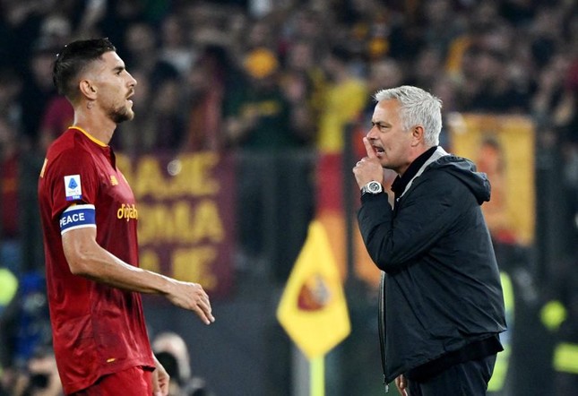 HLV Mourinho nổi điên đòi đuổi một cầu thủ phản bội sau trận hòa của Roma - Ảnh 1.