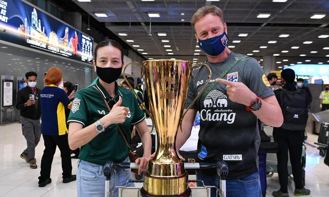 HLV tuyển Th&aacute;i Lan giải th&iacute;ch l&yacute; do chọn qu&acirc;n xanh yếu trước thềm AFF Cup - Ảnh 1.