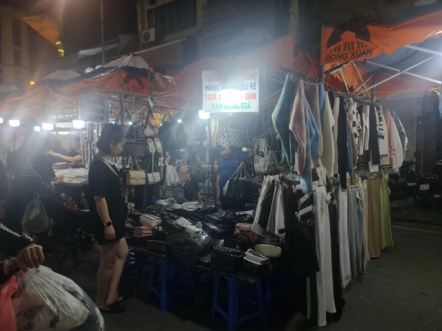 B&aacute;t nh&aacute;o phố đ&ecirc;m H&agrave; Nội: Sớm x&acirc;y dựng lại chợ đ&ecirc;m văn minh - Ảnh 2.