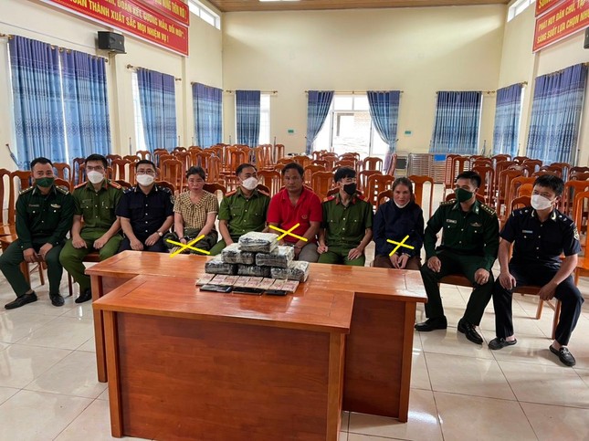 Bắt quả tang tài xế người Lào giao nhận 13kg ma túy với hai phụ nữ người Việt - Ảnh 1.