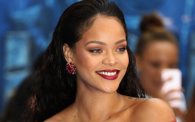 Rihanna so sánh việc làm mẹ với... uống axit - Ảnh 2.