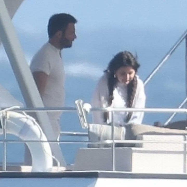 Không phải Selena Gomez, Đội trưởng Mỹ Chris Evans hẹn hò nữ diễn viên kém tận 16 tuổi  - Ảnh 7.