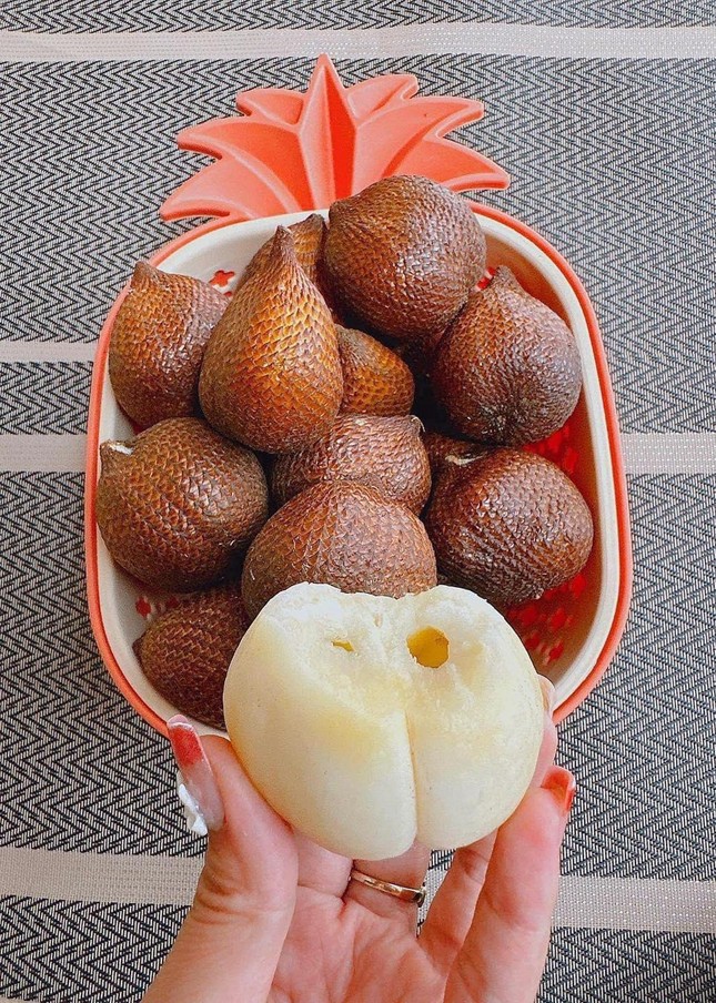 Loại quả b&ecirc;n ngo&agrave;i th&ocirc; r&aacute;p, b&ecirc;n trong đắt tiền g&acirc;y sốt chợ mạng - Ảnh 3.