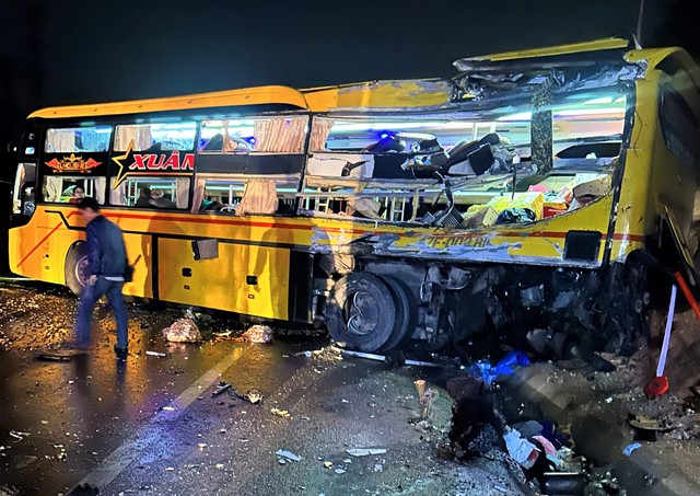 Khởi tố, bắt giam tài xế xe khách trong vụ tai nạn khiến 15 người thương vong ở Huế - Ảnh 2. Khởi tố, bắt giam tài xế xe khách trong vụ tai nạn khiến 15 người thương vong ở Huế - Ảnh 2.