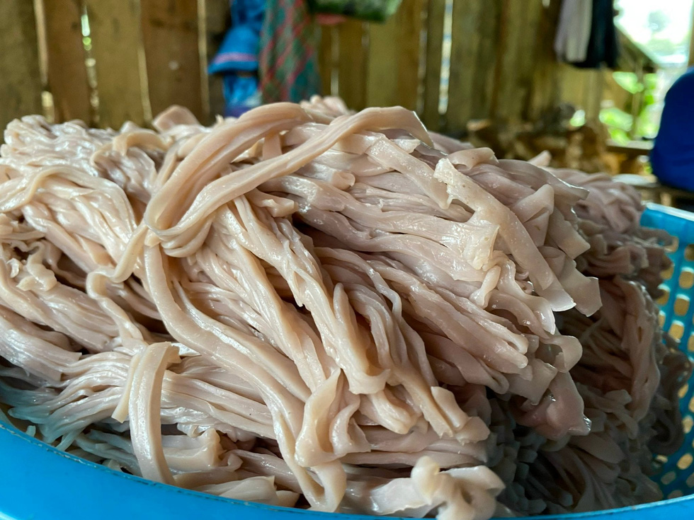 Sợi phở đỏ - nét độc đáo của phở Bắc Hà trên cao nguyên đá