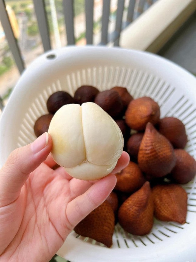 Loại quả b&ecirc;n ngo&agrave;i th&ocirc; r&aacute;p, b&ecirc;n trong đắt tiền g&acirc;y sốt chợ mạng - Ảnh 2.