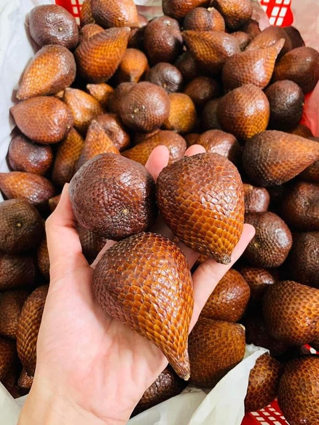Loại quả b&ecirc;n ngo&agrave;i th&ocirc; r&aacute;p, b&ecirc;n trong đắt tiền g&acirc;y sốt chợ mạng - Ảnh 1.