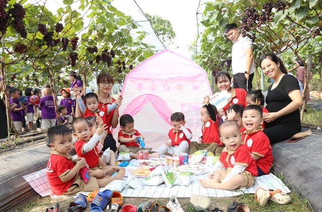 Cho&aacute;ng ngợp trước vườn nho sai trĩu quả thu h&uacute;t đ&ocirc;ng đảo kh&aacute;ch tham quan ở Ninh B&igrave;nh - Ảnh 7.