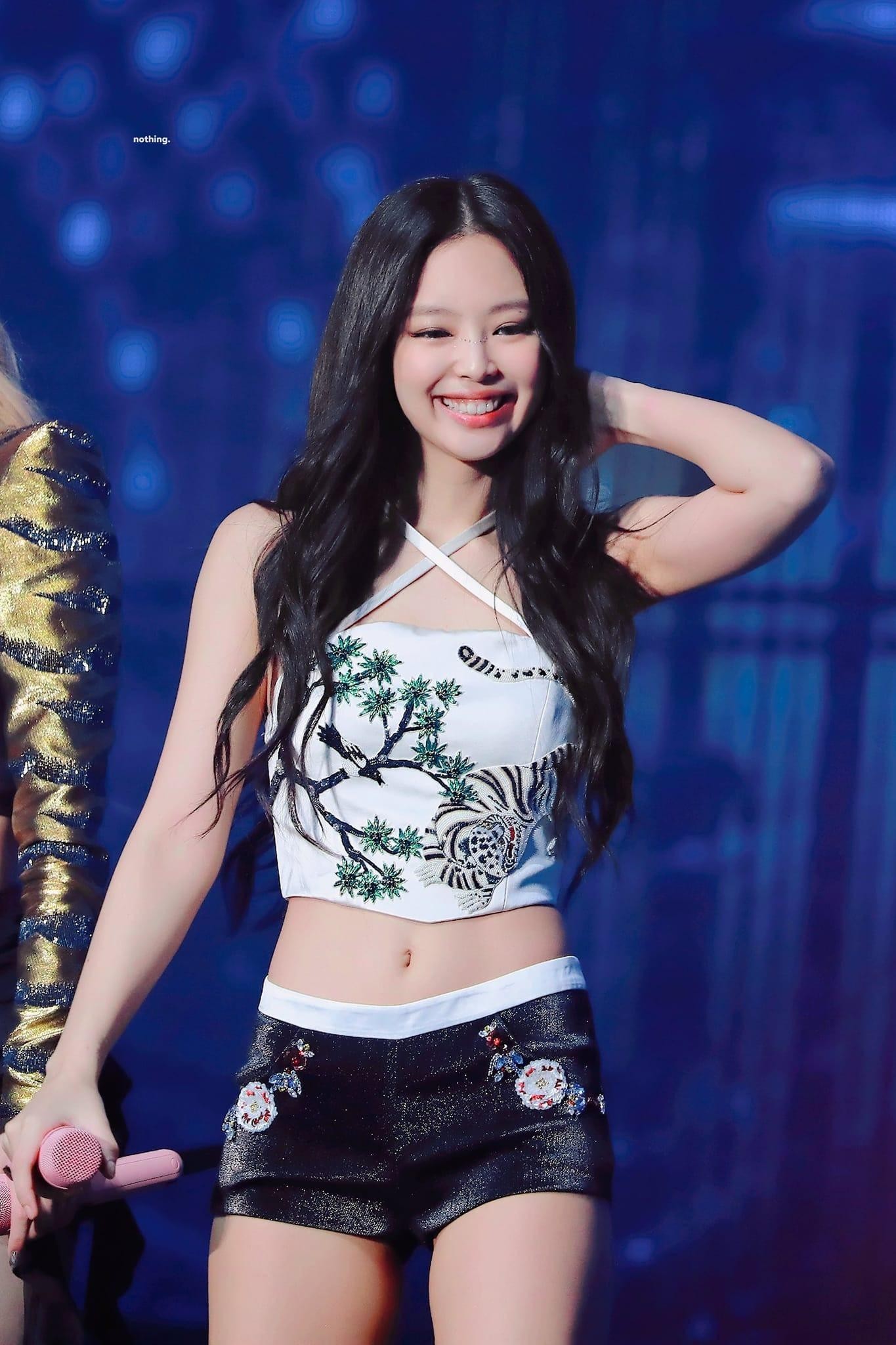 Jennie (BLACKPINK) mặc váy quá ngắn - Ảnh 1.