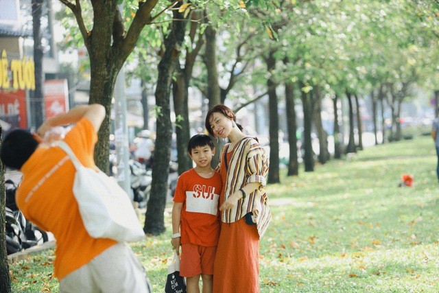 Khung cảnh mùa thu đang gây sốt tại TP.HCM, khắp nơi đều ngập lá vàng lãng mạn tựa phim Hàn - Ảnh 1.