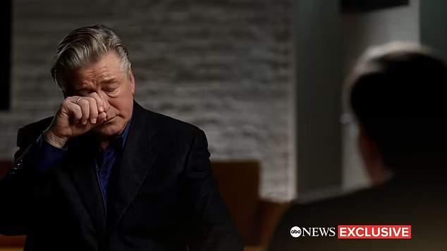 Alec Baldwin kiện ngược đoàn làm phim Rust vì vụ nổ súng gây tử vong trên phim trường - Ảnh 3.