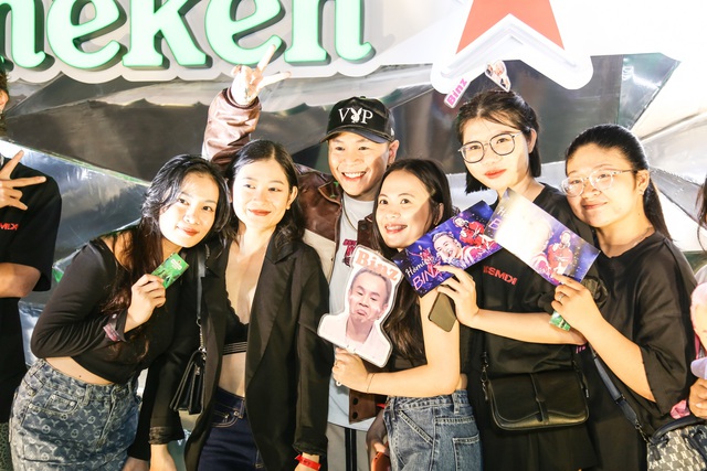 Giới trẻ lên đồ cực cháy, rầm rộ đổ bộ KOSMIK Live Concert: Đại nhạc hội đã mắt đã tai là đây! - Ảnh 2.