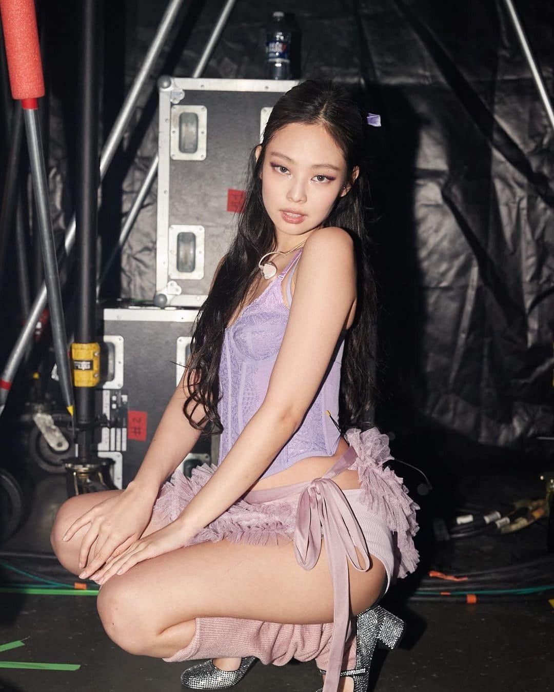 Jennie (BLACKPINK) mặc váy quá ngắn - Ảnh 12.