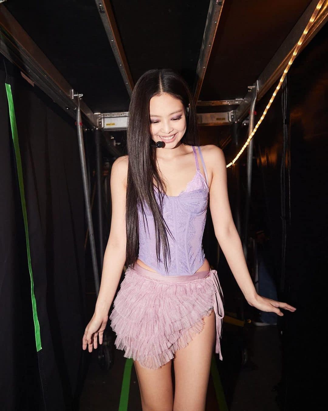 Jennie (BLACKPINK) mặc váy quá ngắn - Ảnh 11.