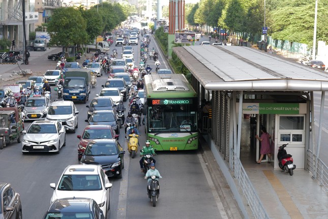 Hà Nội khẳng định BRT giảm ùn tắc giao thông vào nội đô - Ảnh 1.