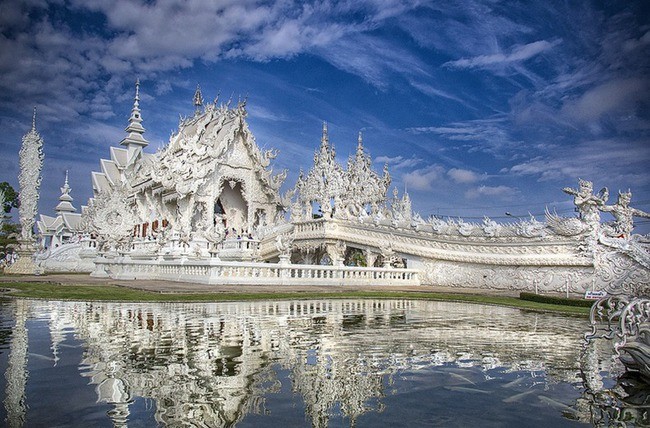 Chùa trắng Thái Lan là một trong những ngôi chùa nổi tiếng nhất tại đất nước này. Với kiến trúc đẹp mắt, thanh tao và đơn giản, chùa trắng này là một điểm đến lý tưởng cho những ai yêu thích sự tĩnh lặng và thanh nhã. Hãy chiêm ngưỡng vẻ đẹp của ngôi chùa này thông qua ảnh tuyệt đẹp đưa ra.