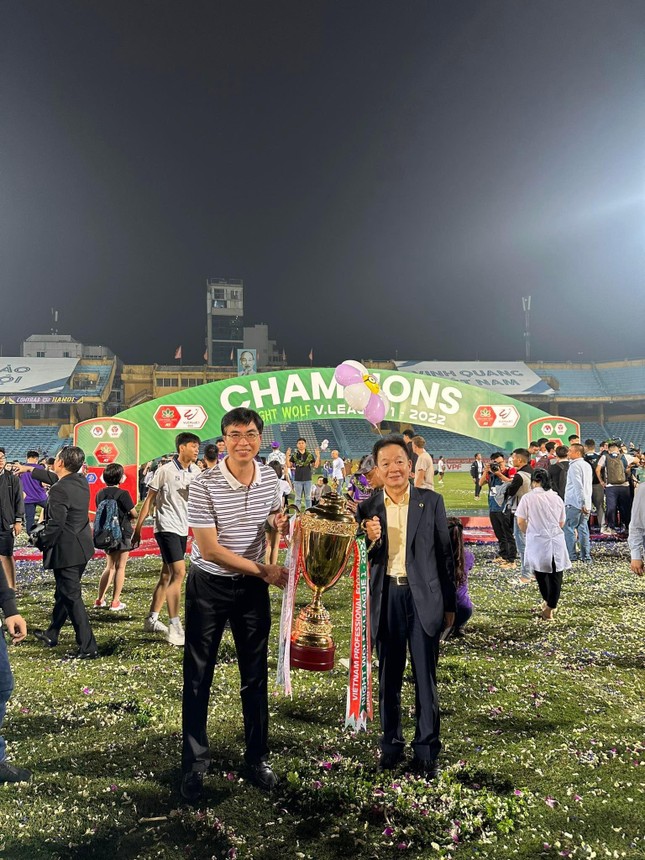 Đỗ Mỹ Linh c&ugrave;ng nh&agrave; chồng mừng CLB H&agrave; Nội v&ocirc; địch V-League - Ảnh 4.