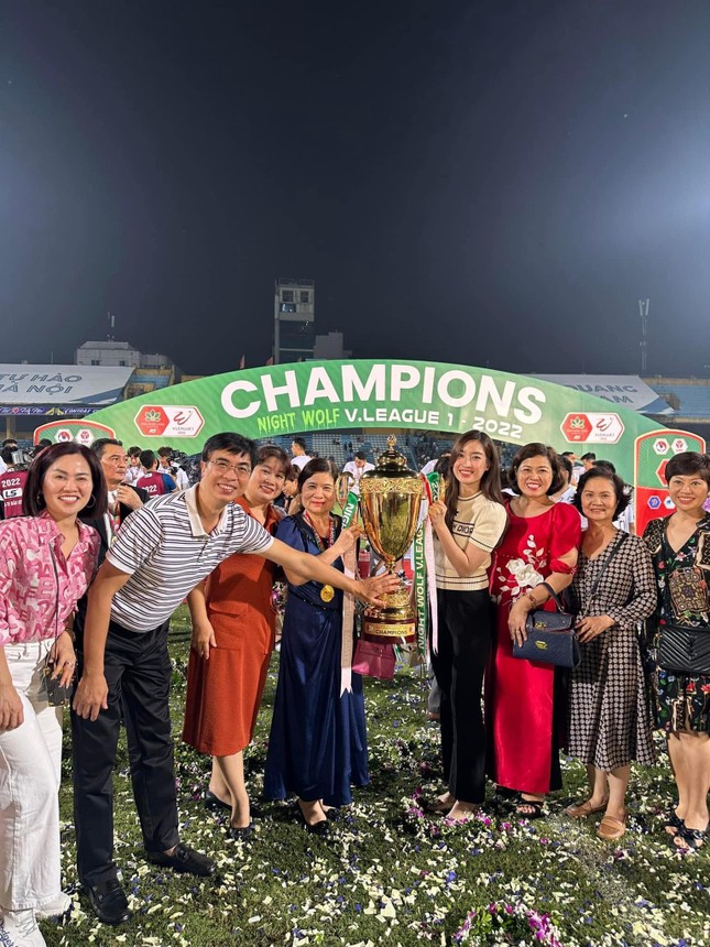 Đỗ Mỹ Linh c&ugrave;ng nh&agrave; chồng mừng CLB H&agrave; Nội v&ocirc; địch V-League - Ảnh 3.