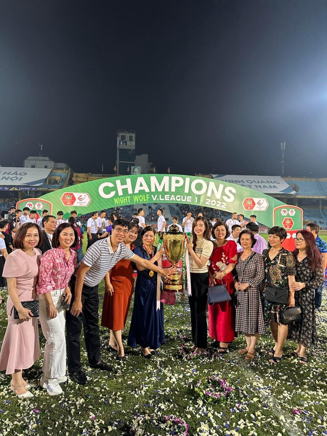 Đỗ Mỹ Linh c&ugrave;ng nh&agrave; chồng mừng CLB H&agrave; Nội v&ocirc; địch V-League - Ảnh 2.