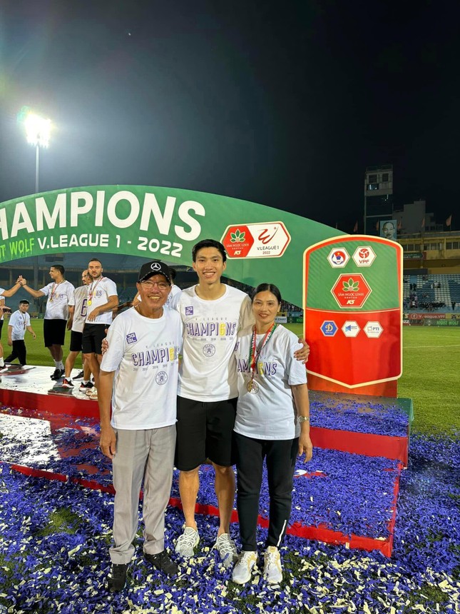 Do&atilde;n Hải My v&agrave; bạn trai Đo&agrave;n Văn Hậu trong ng&agrave;y CLB H&agrave; Nội v&ocirc; địch V-League - Ảnh 2.