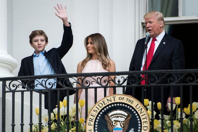 Barron Trump sau 2 năm rời Nhà Trắng: Xuất hiện chớp nhoáng vẫn gây sốt vì chiều cao khủng 2m ở tuổi 16 - Ảnh 2.